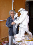 Giuseppe Gentili mentre lavora nella sua officina-laboratorio alla scultura in gesso Tristezza (2006)