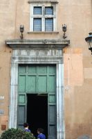 Roma, Palazzo Capranica, Ingresso del collegio e finestra crociata