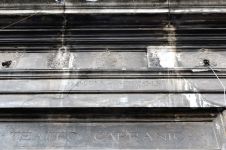 Roma, Palazzo Capranica, Iscrizione sul portale d'ingresso dell'ex-cinema con l'indicazione del pontefice Nicol V e dell'anno di costruzione: NI.PPV. . M.CCCC.LI.
