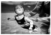 Una bimba di sei mesi a un corso di nuoto in una piscina per bambini a nord di Londra