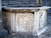 Lastre decorative della vera da pozzo con testa di Medusa alternata allo stemma dei Colonna
