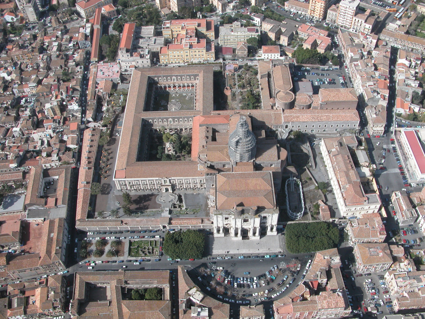 Fig. 1 - Veduta aerea del Monastero dei Benedettini, foto cortesia Archivio del Museo della Fabbrica del Monastero dei Benedettini