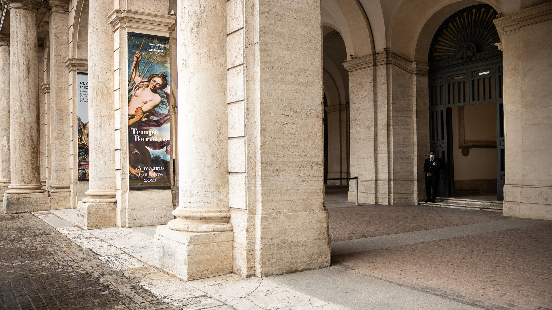 Fig. 5 -  Veduta dell'ingresso alla mostra dalla facciata principale di Palazzo Barberini (Foto di Alberto Novelli, Cortesia Ufficio Stampa della Mostra)