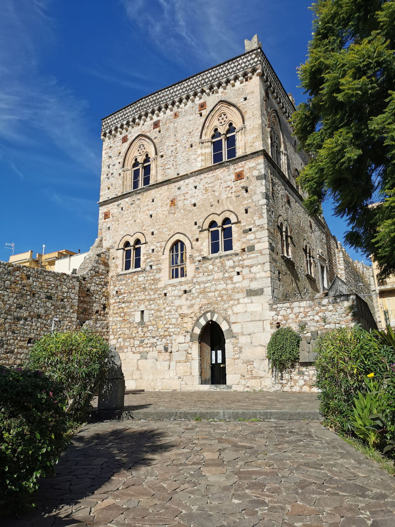 Fig. 1 - Palazzo dei duchi di Santo Stefano, prospetti interni sul giardino (foto cortesia Federica Maria Chiara Santagati)