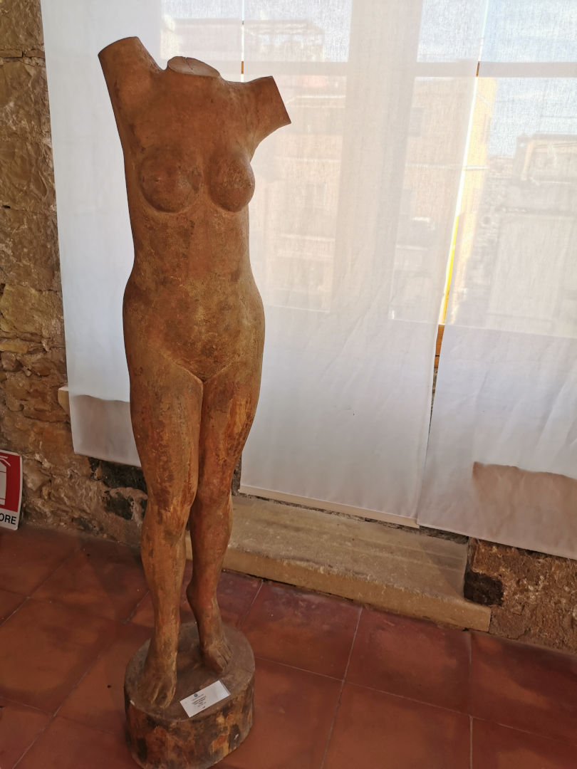 Fig. 3 - Giuseppe Mazzullo, Passo di danza, 1958, legno 162 x 30 x 32 cm. (foto cortesia Federica Maria Chiara Santagati)