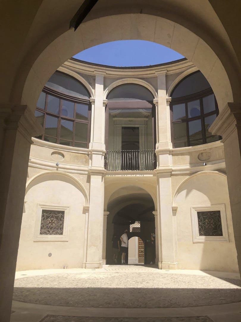 Fig. 4 - Il cortile centrale ad esedra di Palazzo Ardinghelli, L'Aquila 2021. (Foto cortesia © Alessandra Nervini)