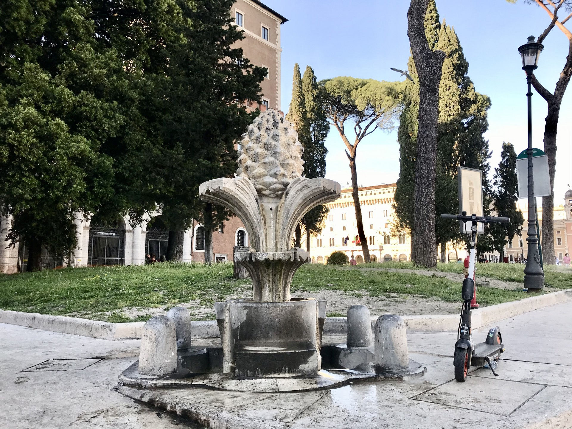 Fig. 3 - Fontana della Pigna in piazza San Marco, Roma (foto 2021 cortesia © Vittoria Sut)
