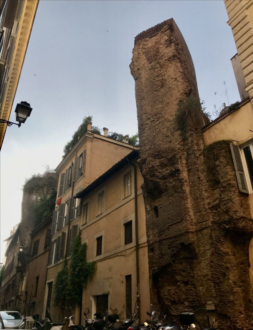 Fig. 10 - Resti delle Terme di Agrippa in via dell'Arco della ciambella, Roma (foto 2021 cortesia © Vittoria Sut)