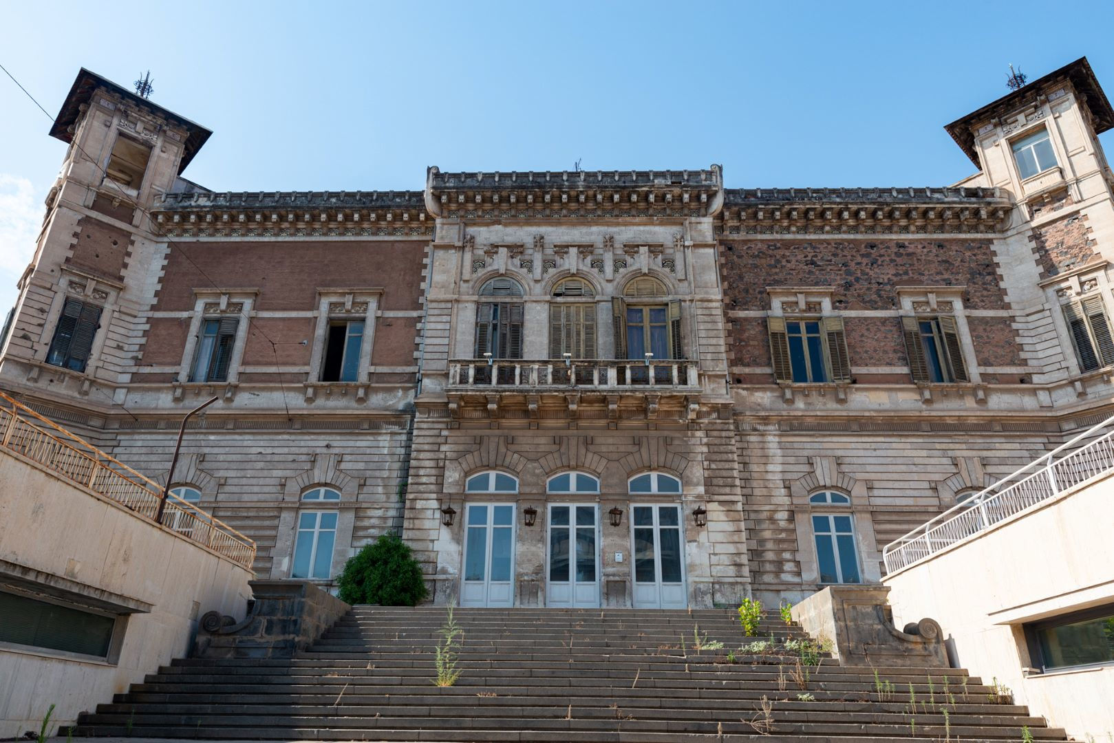 Fig. 1 - Catania, Villa Manganelli, prospetto principale (Foto cortesia Luca Mangano)
