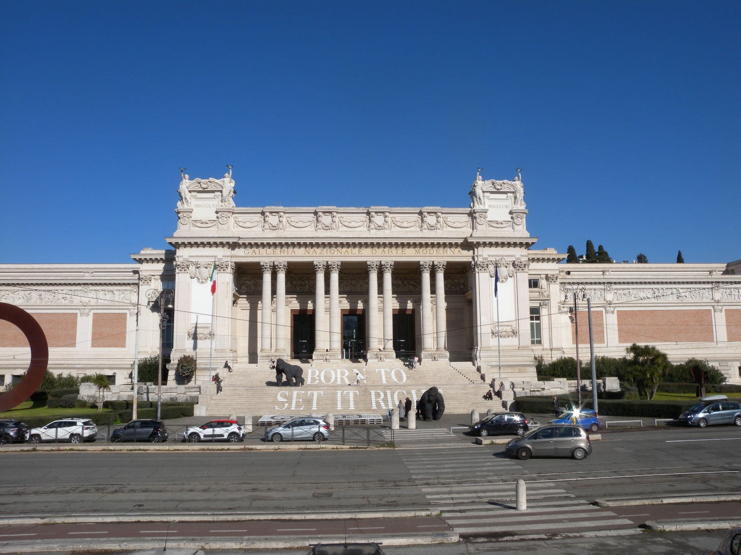 Fig. 1 - Galleria Nazionale d'Arte Moderna e Contemporanea, Roma, ingresso principale su viale delle Belle Arti 131, con scalinata (Foto cortesia di Federico Ramadori, 2023)