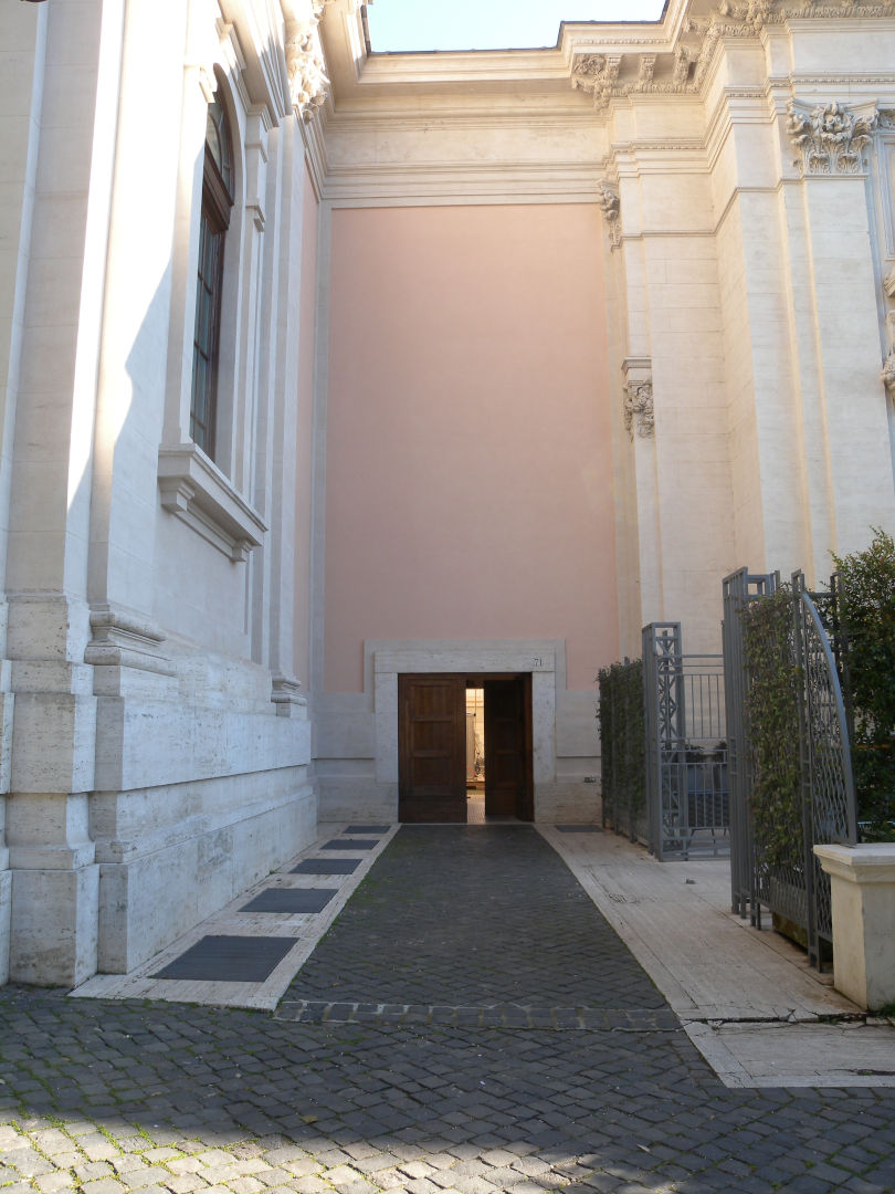 Fig. 3 - Galleria Nazionale d'Arte Moderna e Contemporanea, Roma, accesso per i disabili su via Gramsci 71 (Foto cortesia di Federico Ramadori, 2023)