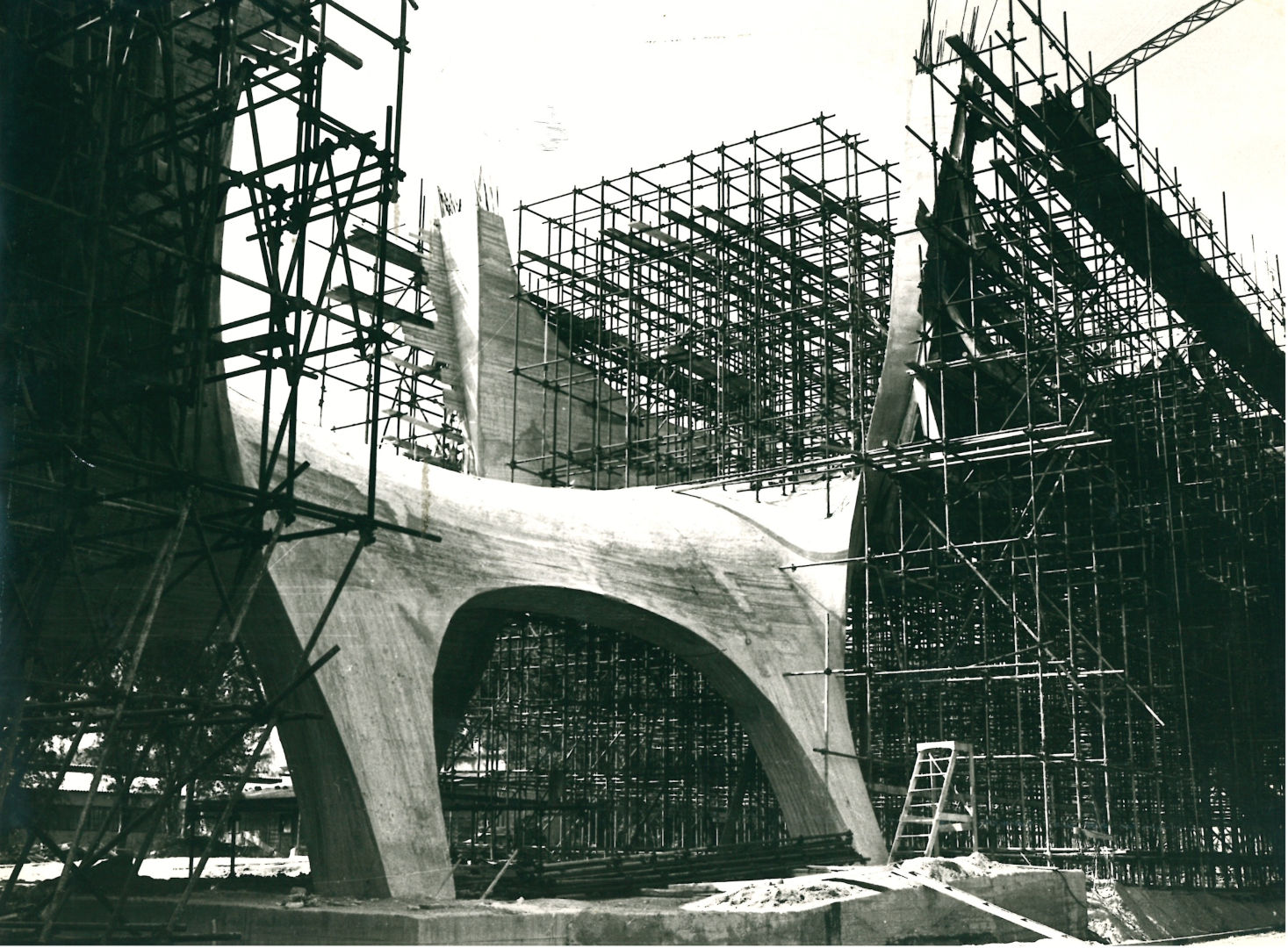 Fig. 5 - PONTE SUL BASENTO, POTENZA, 1967-1980, CANTIERE, ARCHIVIO SERGIO MUSMECI E ZENAIDE ZANINI, MAXXI MUSEO NAZIONALE DELLE ARTI DEL XXI SECOLO, ROMA. COLLEZIONE MAXXI ARCHITETTURA. Testimonianza del massiccio cantiere di legno utilizzato per la costruzione del Ponte sul Basento