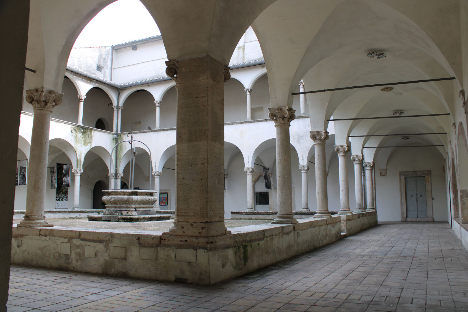 Fig. 1 - Chiostro del complesso Boccarini, Amelia, Foto cortesia comune di Amelia - Foto © di Giovanni Bussetti